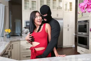 Giày cao gót lụa đen chân dài ngực to