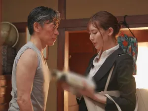 Ồ, bạn thậm chí không thể đợi để được về nhà sao? Bạn gái tôi ép tôi quan hệ với cô ấy trong rừng.