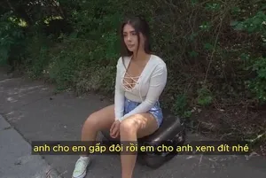 Hai em bé rất hư đang chơi với một con cặc lớn