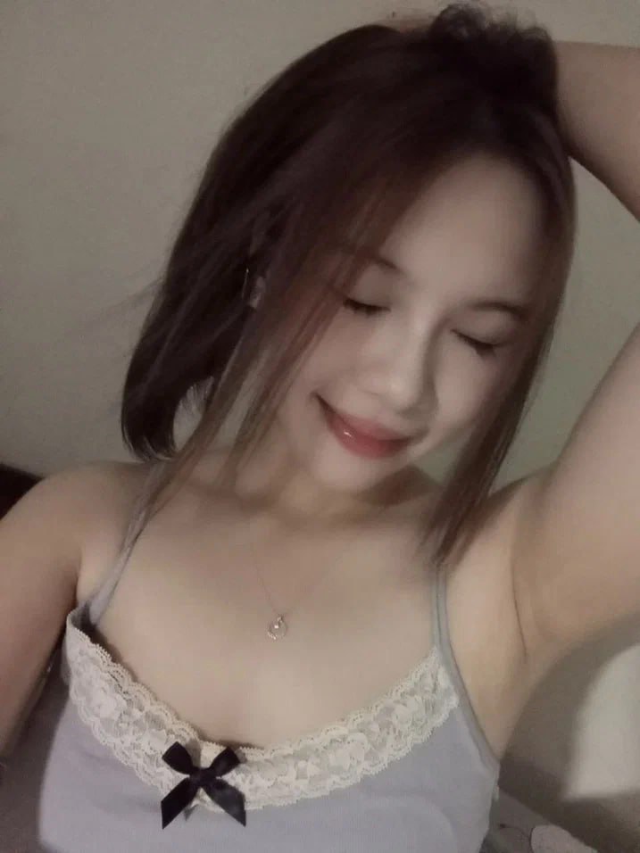 Sục cặc bằng quần lót ướt nhẹp nước lồn của dì
