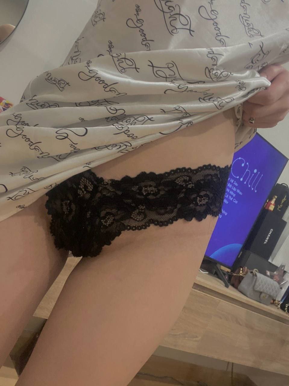Người phụ nữ trẻ đẩy bbbb đẩy